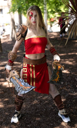 Cosplay Kratos God of War with Blades of Chaos