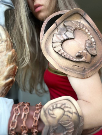Cosplay Kratos God of War with Blades of Chaos