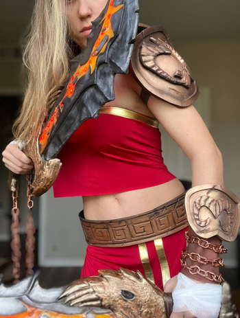 Cosplay Kratos God of War with Blades of Chaos