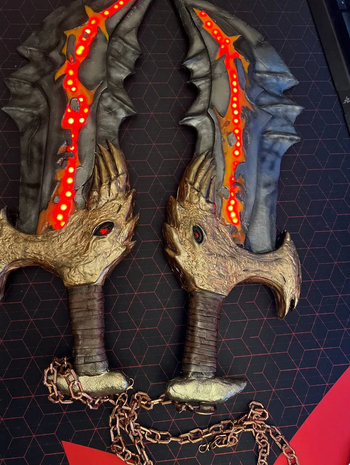 Cosplay Kratos God of War with Blades of Chaos