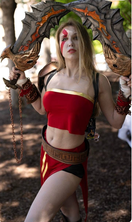 Cosplay Kratos God of War with Blades of Chaos